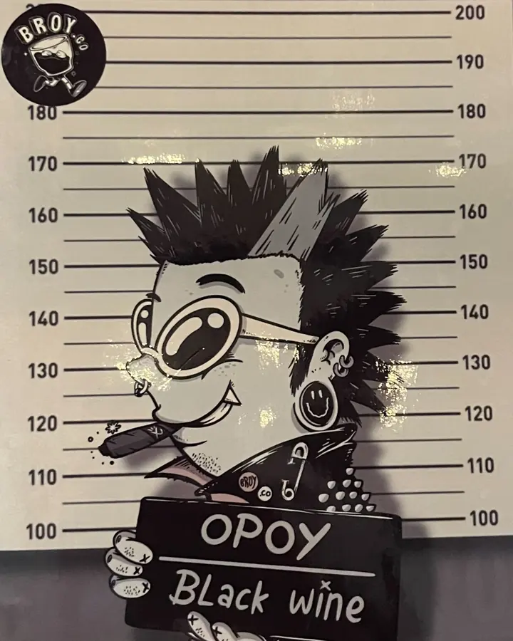 Poster karakter Opoy berjambul punk dan berkacamata bulat dengan papan bertuliskan Black wine